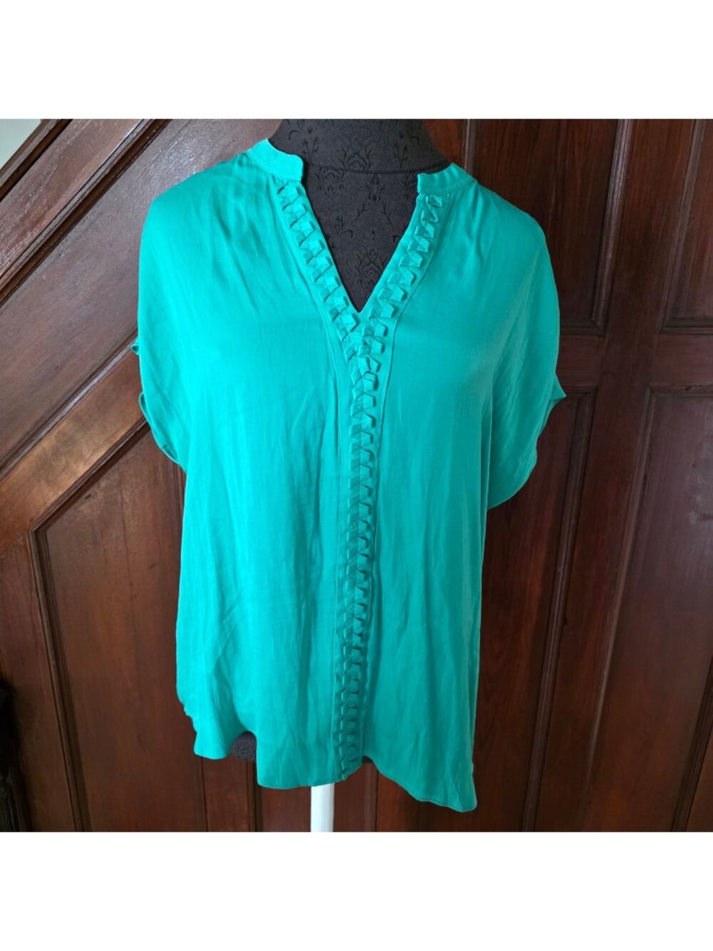 Jones New York Green Short Sleeve V-Neck Blouse With Decorative Trim Large